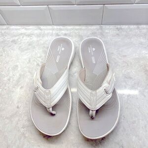 Clarks white flip flops